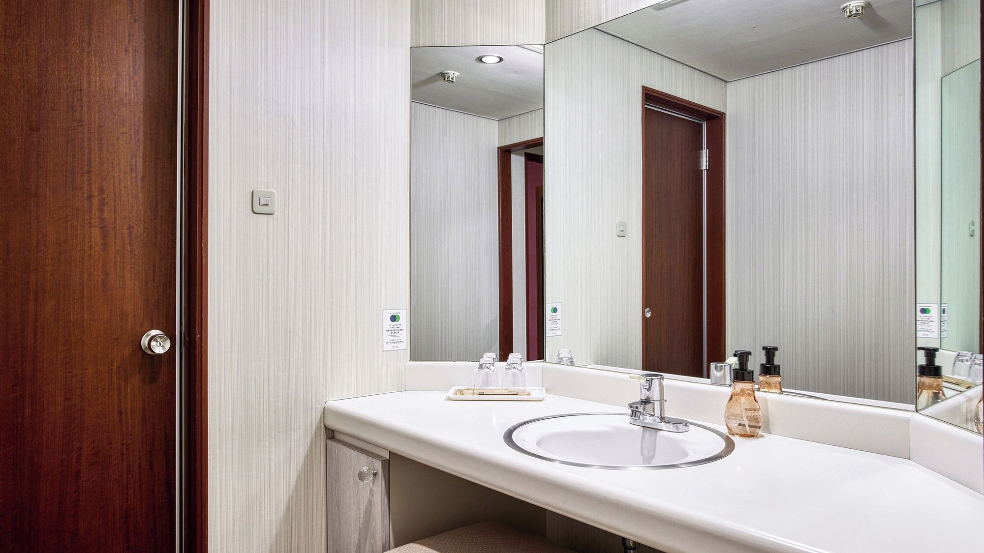 Kamar mandi | Kombinasi shower/bathtub dan perlengkapan mandi gratis