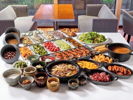 Daily cooked-to-order breakfast (JPY 2200 per person)