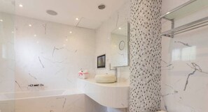 Shower, hair dryer, towels - Villa Ocean View en Portals Nous by Mallorca North Villas (Portals Nous)