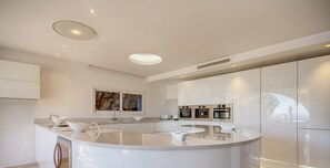 Refrigerador, microondas, horno y lavavajillas 