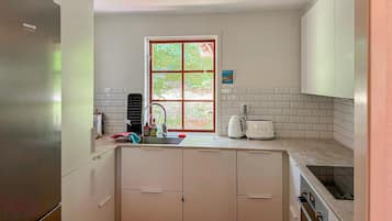 Kühlschrank, Ofen, Geschirrspüler, Wasserkocher mit Kaffee-/Teezubehör