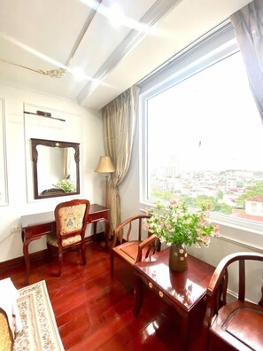 Habitación doble Deluxe de uso individual, 1 cama Queen size, vista a la ciudad | Edredón, camas con efecto memoria y escritorio 