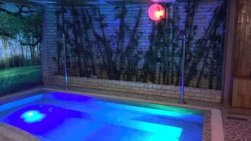 Kolam renang indoor