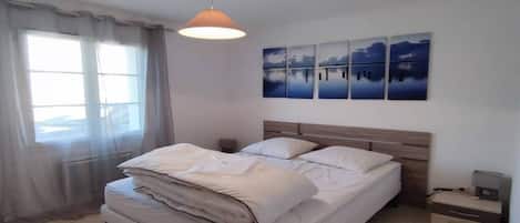 3 bedrooms, iron/ironing board, bed sheets