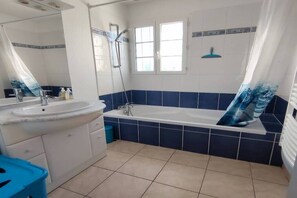 Haartrockner, Handtücher, Toilettenpapier