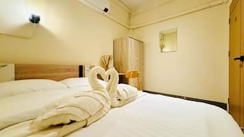 Quarto casal econômico | Cofres nos quartos, escrivaninha, quartos à prova de som