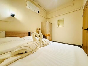 Economy Double Room | In-room safe, desk, soundproofing, free WiFi - Charming Hostel (Bangkok)