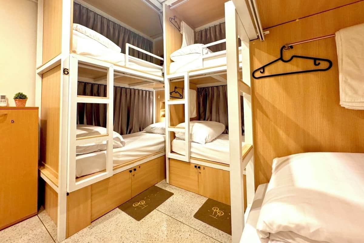 Economy slaapzaal | Een kluis op de kamer, een bureau, geluiddichte muren, gratis wifi