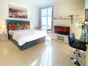 1 habitación, escritorio, tabla de planchar con plancha y wifi 