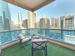 Property grounds - One BedRoom near Beach&Metro in Dubai Marina Z1011 (Dubai)