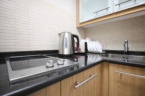 Fridge, microwave, toaster, cookware/dishes/utensils - Studio in Dubai Marina by beach & Metro - Z313 (Dubai)