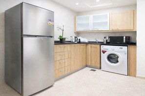 Fridge, microwave, toaster, cookware/dishes/utensils - Studio in Dubai Marina by beach & Metro - Z313 (Dubai)