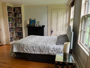 5 bedrooms, WiFi, bed sheets - Remodeled historic Captains home w/fireplaces, large yard, 5 mins walk to beach  (Yarmouth)