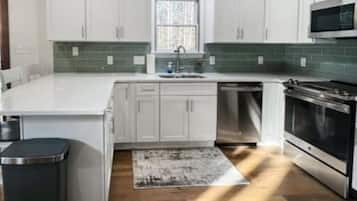 Comfort House, 4 Bedrooms, Kitchen, Lakeside | Private kitchen | Fridge, microwave, oven, stovetop