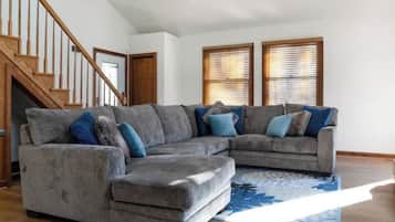 Comfort House, 4 Bedrooms, Kitchen, Lakeside | Living room | 32-inch Smart TV with cable channels, fireplace, foosball