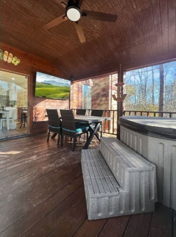 Comfort House, 4 Bedrooms, Kitchen, Lakeside | Private spa tub - Cozy and Comfy with Lake Access (Mineral)