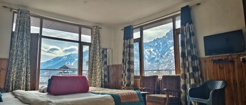 Escritorio, espacio para trabajar con laptop y wifi gratis 