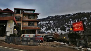 En tvåvåningsbyggnad med en skylt som visar texten ”MOUNTAIN VILLA”.