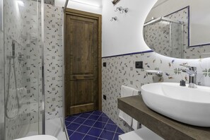Douche, sèche-cheveux, bidet