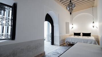 Habitación triple Signature, vistas al patio (Nakhil) | 1 dormitorio, caja fuerte, wifi gratis