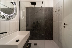 Dusche, Haartrockner, Bidet, Handtücher