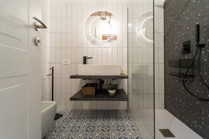 Een douche, een haardroger, een bidet, handdoeken