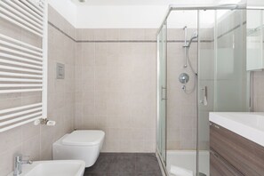 Douche, sĂšche-cheveux, bidet, serviettes fournies