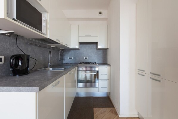 Fridge, microwave, oven, stovetop