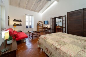 1 dormitorio, tabla de planchar con plancha, wifi y ropa de cama