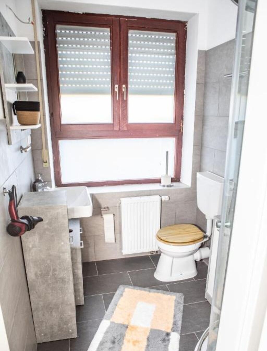 Een haardroger, handdoeken, toiletpapier