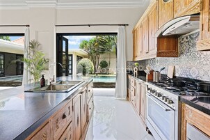 Arrocera, artículos de limpieza, freezer