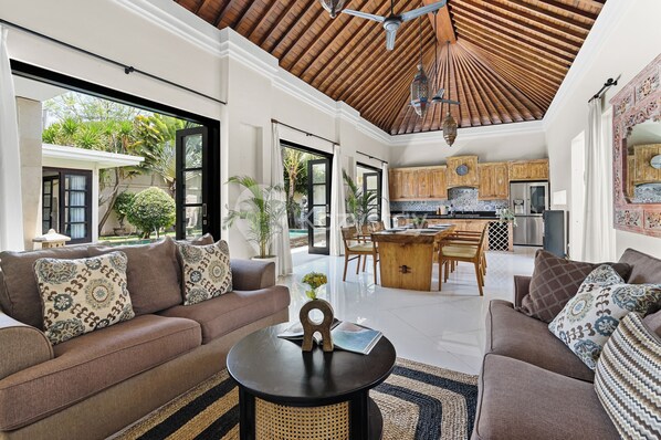 Villa, 4 camere da letto, piscina privata | Area soggiorno | TV a schermo piatto