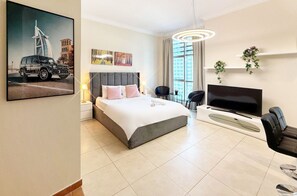 1 makuuhuone, työpöytä, silitysrauta/-lauta, Wi-Fi