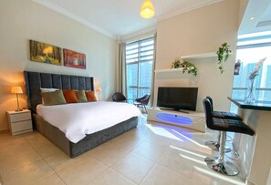 1 habitación, escritorio, tabla de planchar con plancha y wifi 