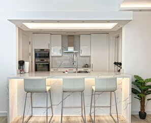 Fridge, microwave, oven, stovetop - 2 Bedroom with Full Marina View - center of Marina (Dubai)