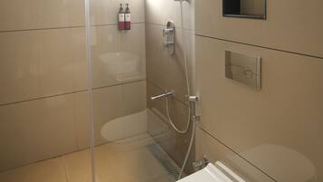 Habitación Premium doble | Baño | Artículos de higiene personal gratuitos, secador de pelo y toallas