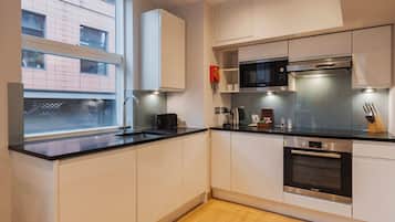 Deluxe Apartment, 1 Bedroom | Private kitchen | Mini-fridge, microwave, oven, stovetop
