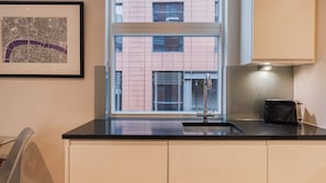 Apartemen Deluks, 1 kamar tidur | Dapur pribadi | Lemari es kecil, microwave, oven, dan kompor
