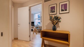 Deluxe appartement, 1 slaapkamer | Een kluis op de kamer, een bureau, een strijkplank/strijkijzer