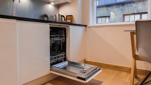 Frigobar, microondas, horno, placa de cocina