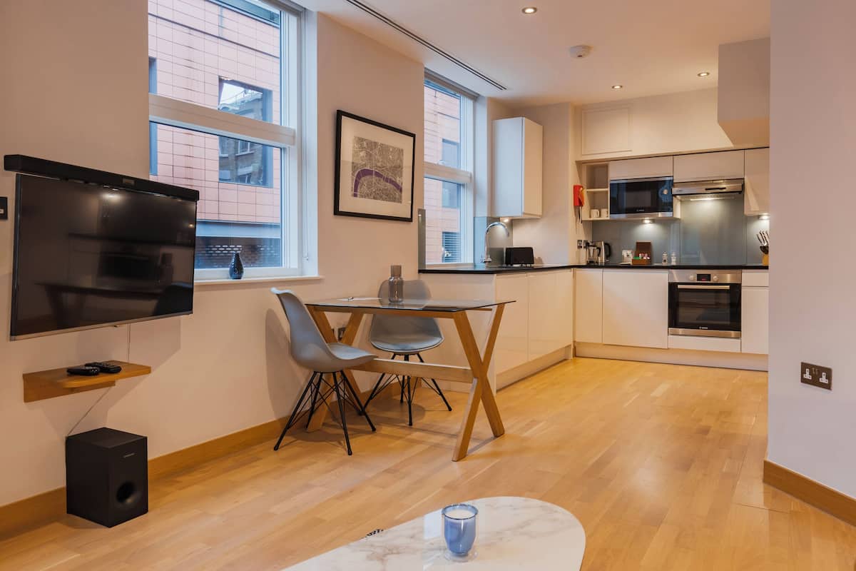 Appartement Deluxe, 1 chambre | Coin séjour | Télévision à écran plat