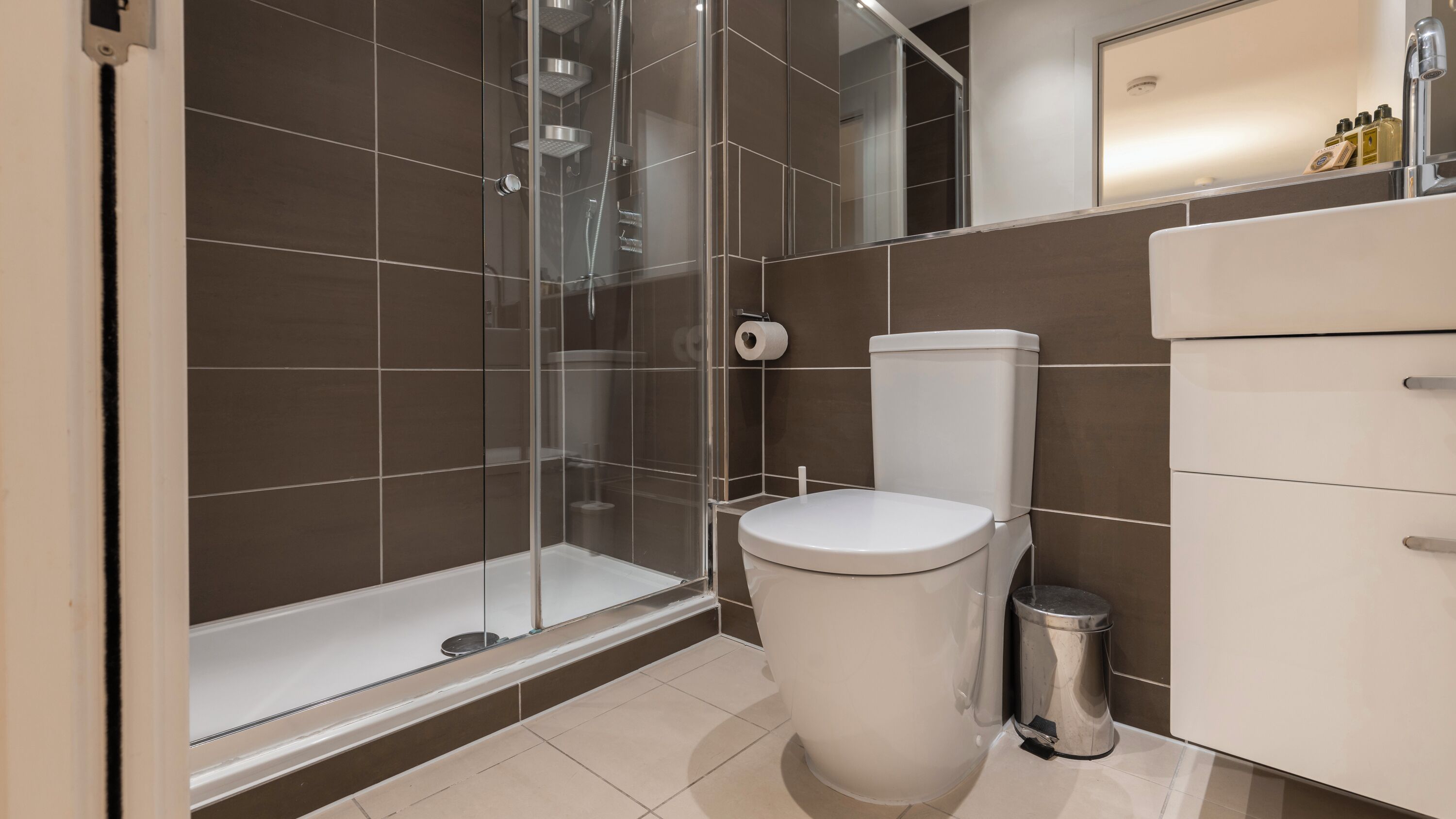Studio Deluxe | Phòng tắm | Buồng tắm vòi sen, máy sấy tóc, khăn tắm, xà phòng 