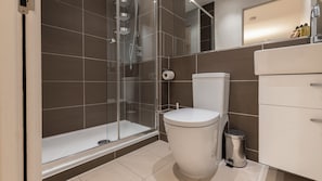Deluxe Studio | Bathroom | Shower, hair dryer, towels, soap - Barbican Serviced Apartments LovelyStay (London)