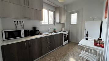 Apartamento, vistas a la ciudad | Cocina privada | Máquina de café espresso, cafetera o tetera y hervidor eléctrico