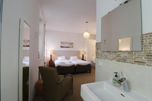 12 bedrooms, free WiFi