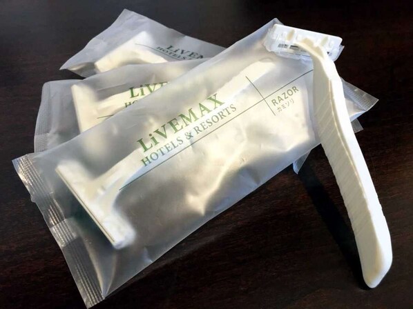 A package from LIVEMAX Hotels & Resorts containing a razor and a razor blade. - HOTEL LiVEMAX Mita Ekimae (Tokyo)