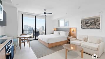 Cofres nos quartos, ferros/tábuas de passar roupa, berço de viagem