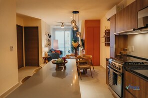 Køleskab, mikrobølgeovn, ovn, kogeplade