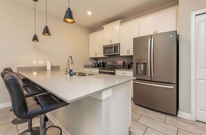 Frigorífic, microones, forn i placa de cuina 