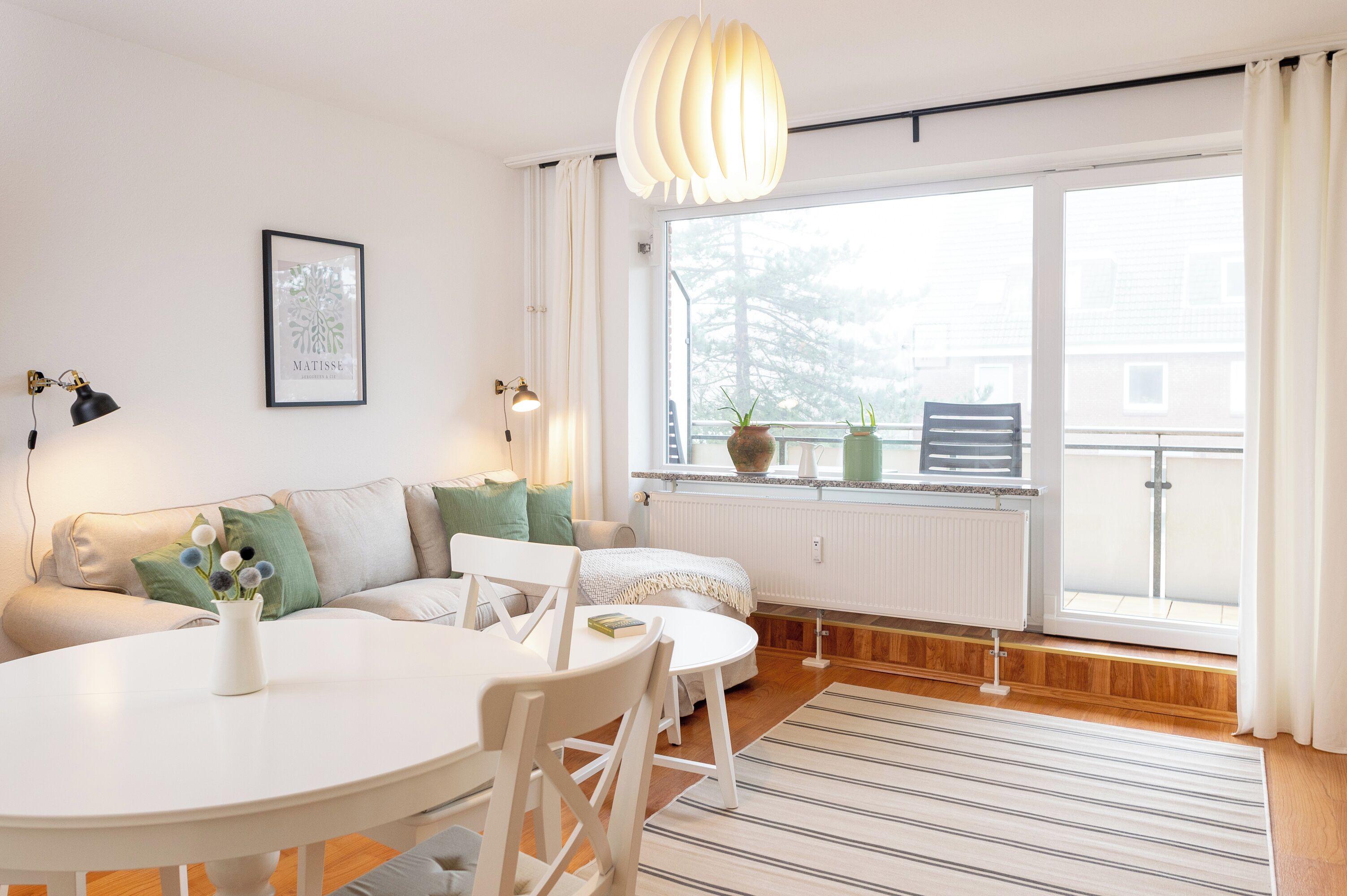 Een televisie, boeken en een stereo